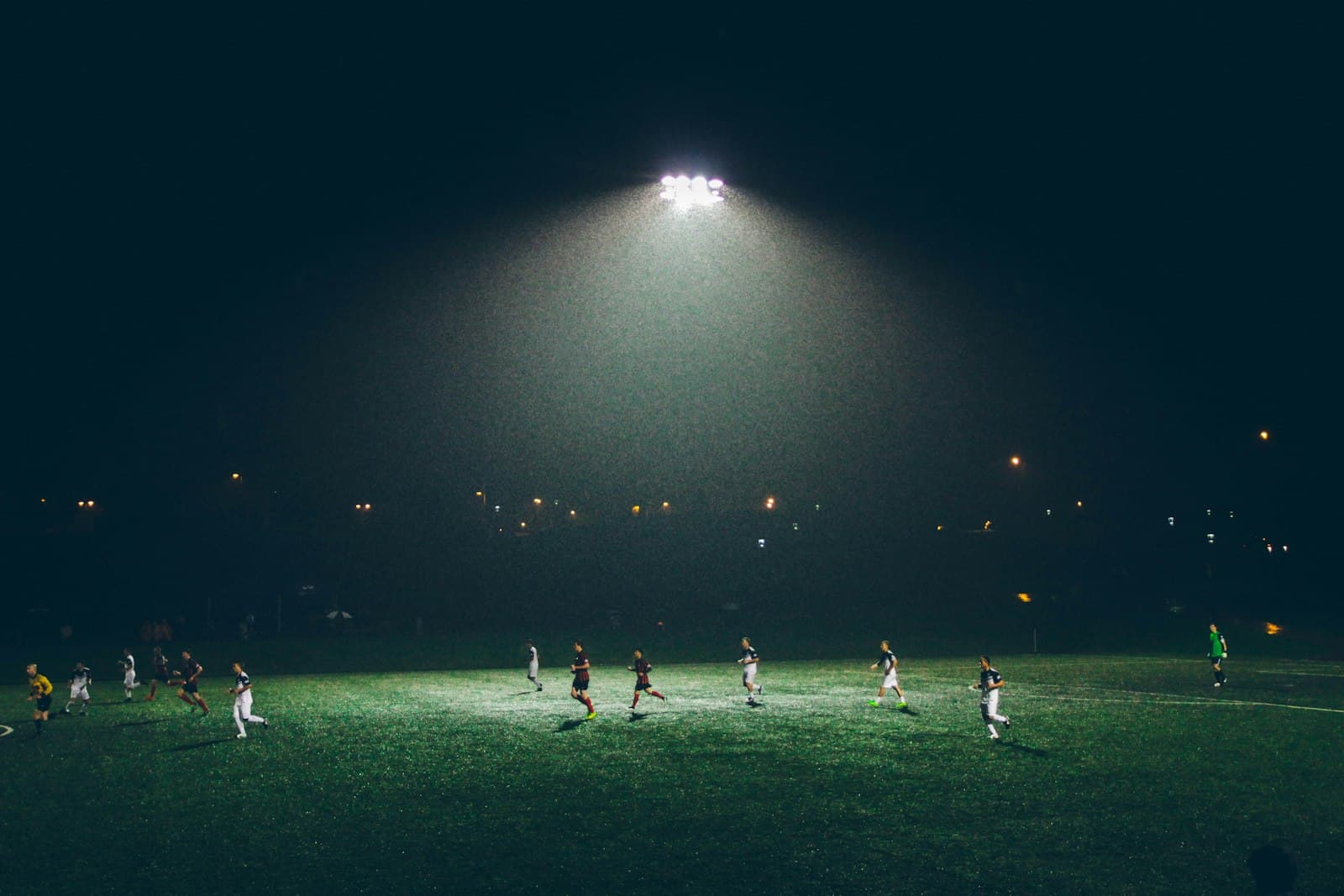 Fussballstadion bei Flutlicht