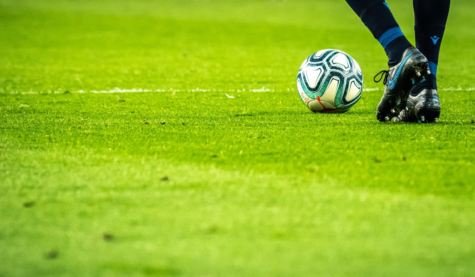 Fussballspieler am Ball auf dem Rasen